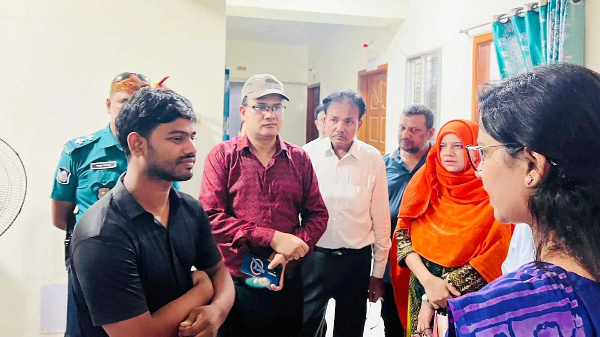 হাসপাতালে অভিযান, টয়লেটে লুকান ভুয়া ডাক্তার, বোরকা পরে পালানোর চেষ্টা