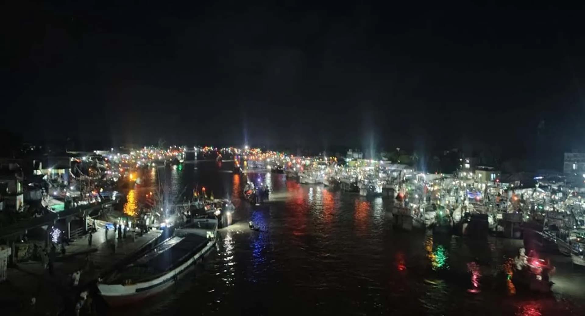 নদীর বুকে এক টুকরো শহর 