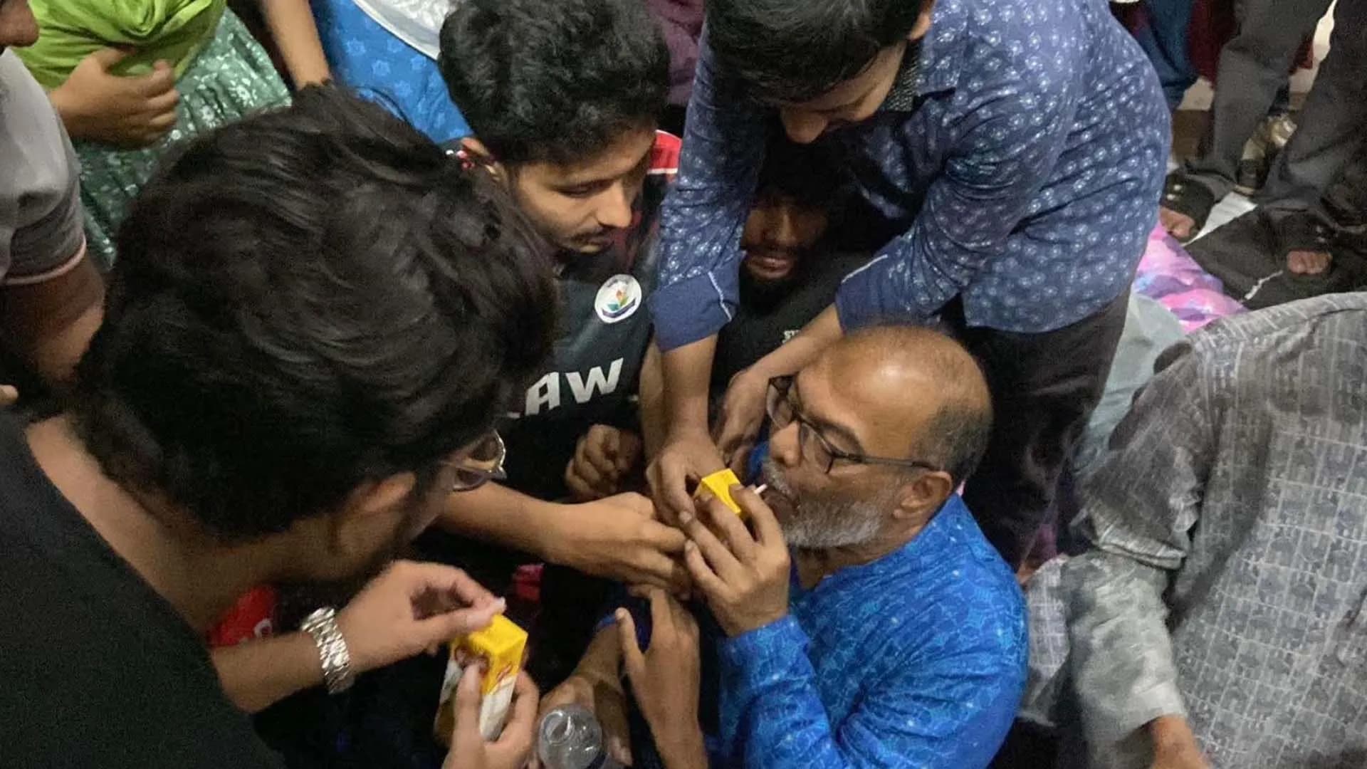 উপাচার্যের আশ্বাসে অনশন ভাঙলেন ববি আন্দোলনরত শিক্ষার্থীরা