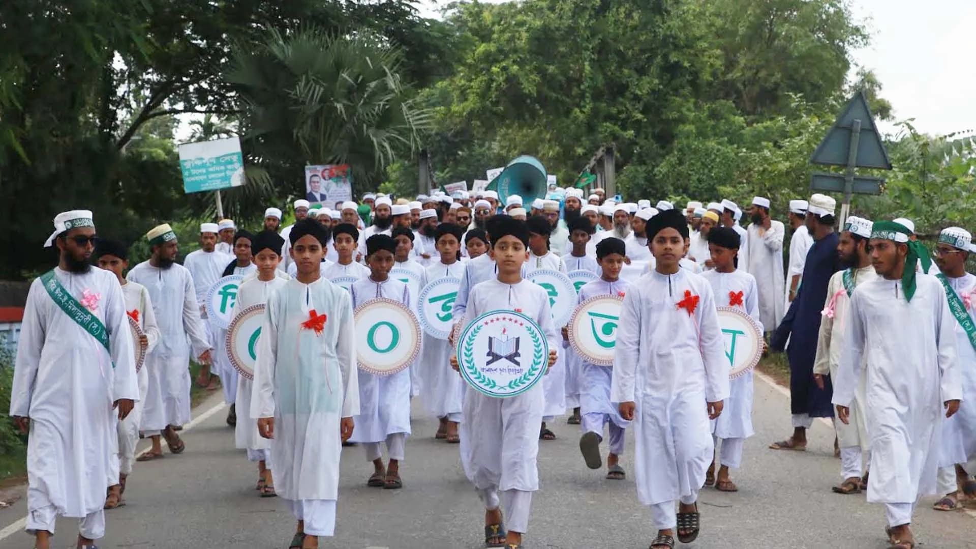 ছারছীনা দরবার শরীফের উদ্যোগে পবিত্র ঈদ-ই-মিলাদুন্নবী (সাঃ) উপলক্ষে আনন্দ মিছিল 