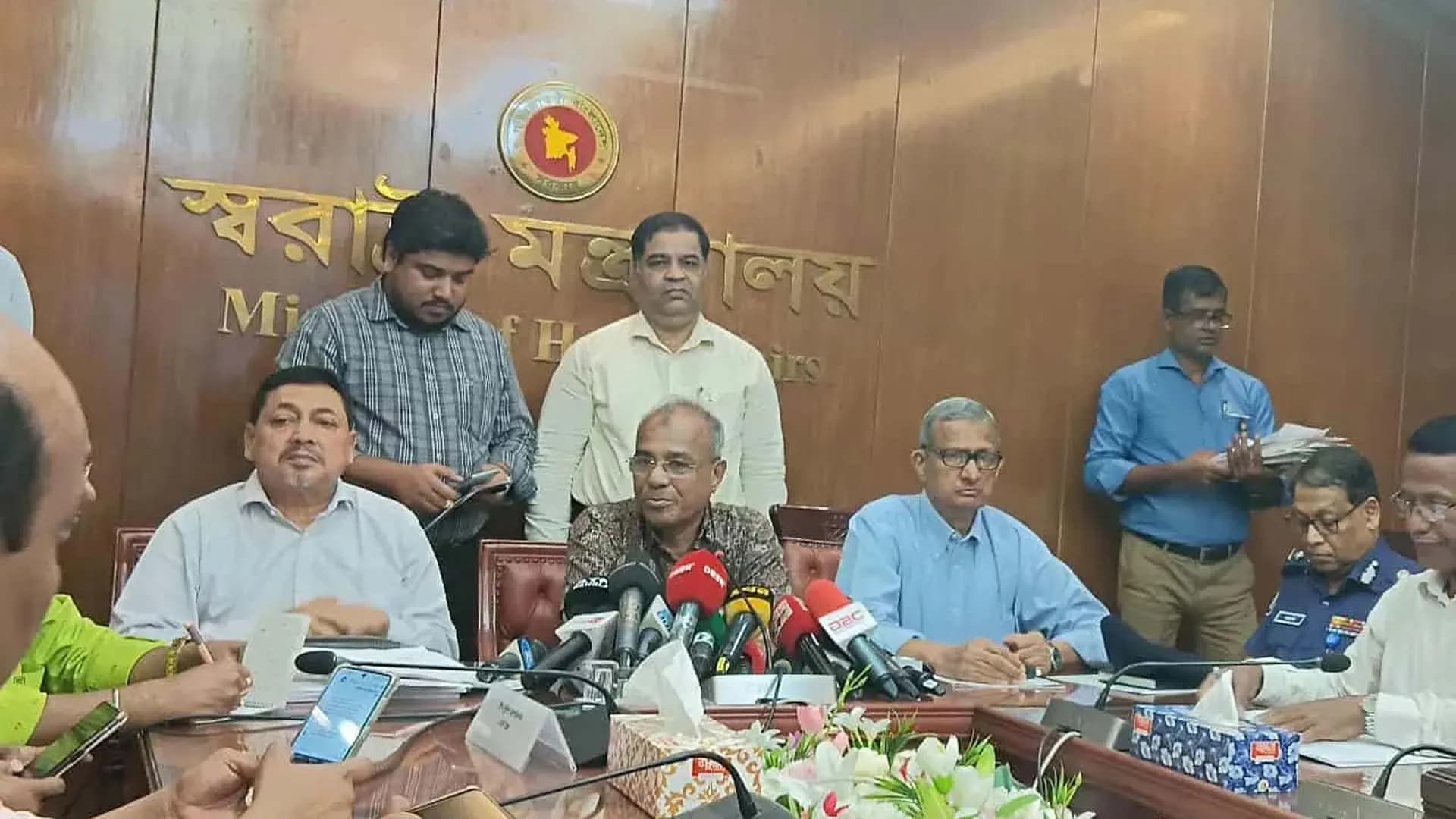 সন্ধ্যা ৭টার আগেই প্রতিমা বিসর্জন শেষ করতে হবে : স্বরাষ্ট্র উপদেষ্টা