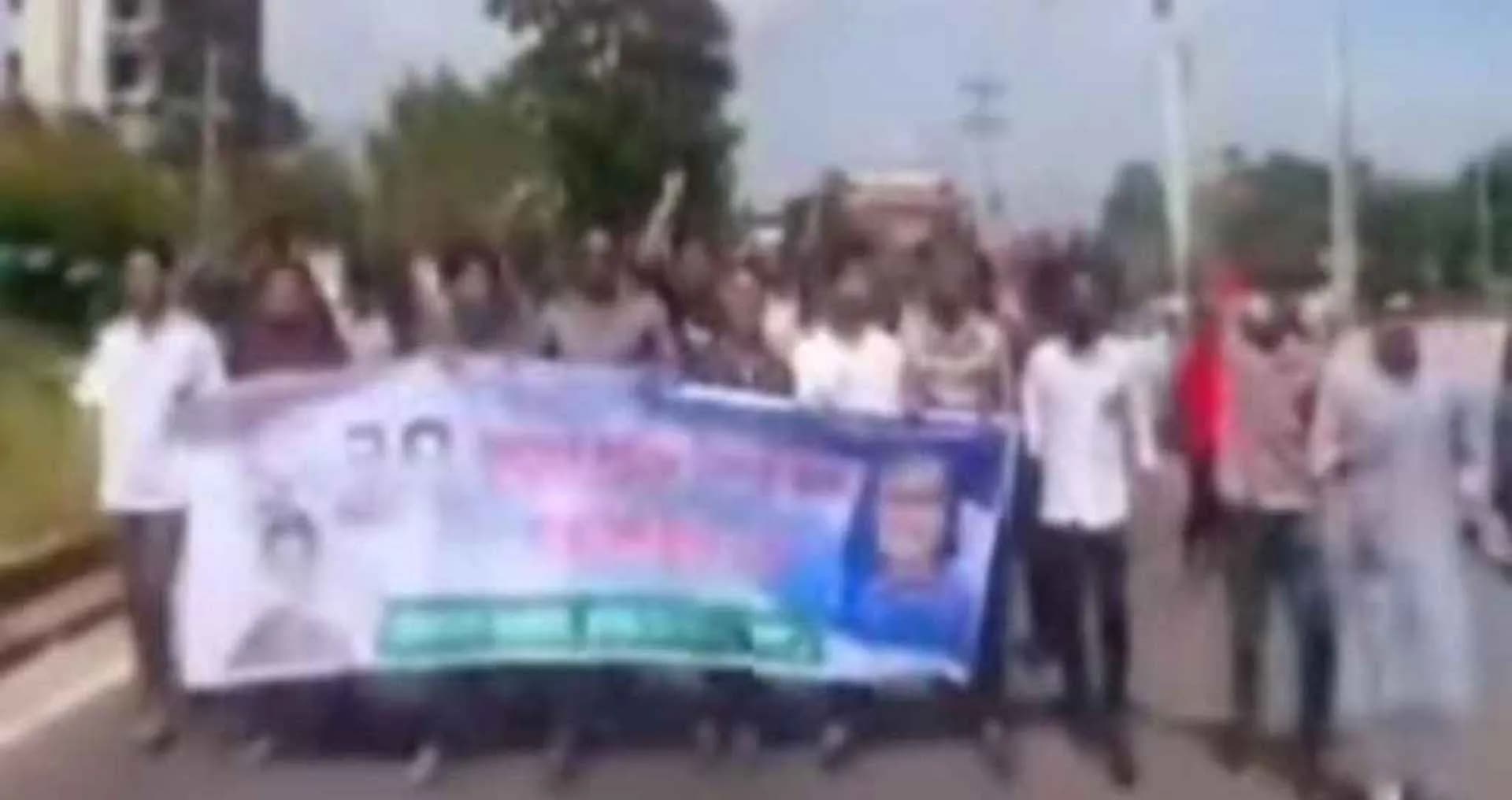 কোনোরকম স্লোগান দিয়ে পালালেন ছাত্রলীগ নেতাকর্মীরা