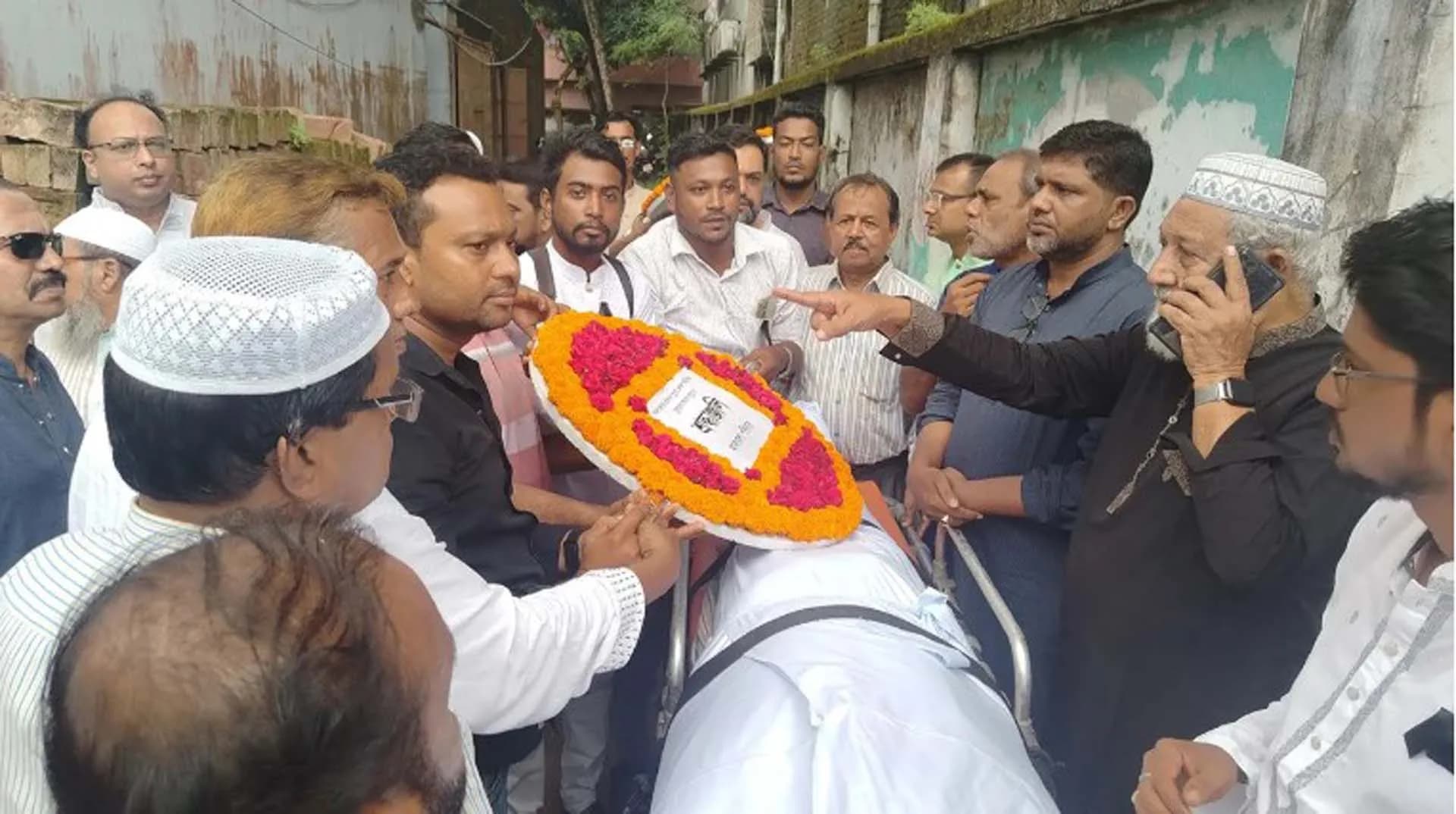 সাংবাদিক আরিফিন তুষারের মরদেহে কালবেলা পরিবারের শ্রদ্ধা
