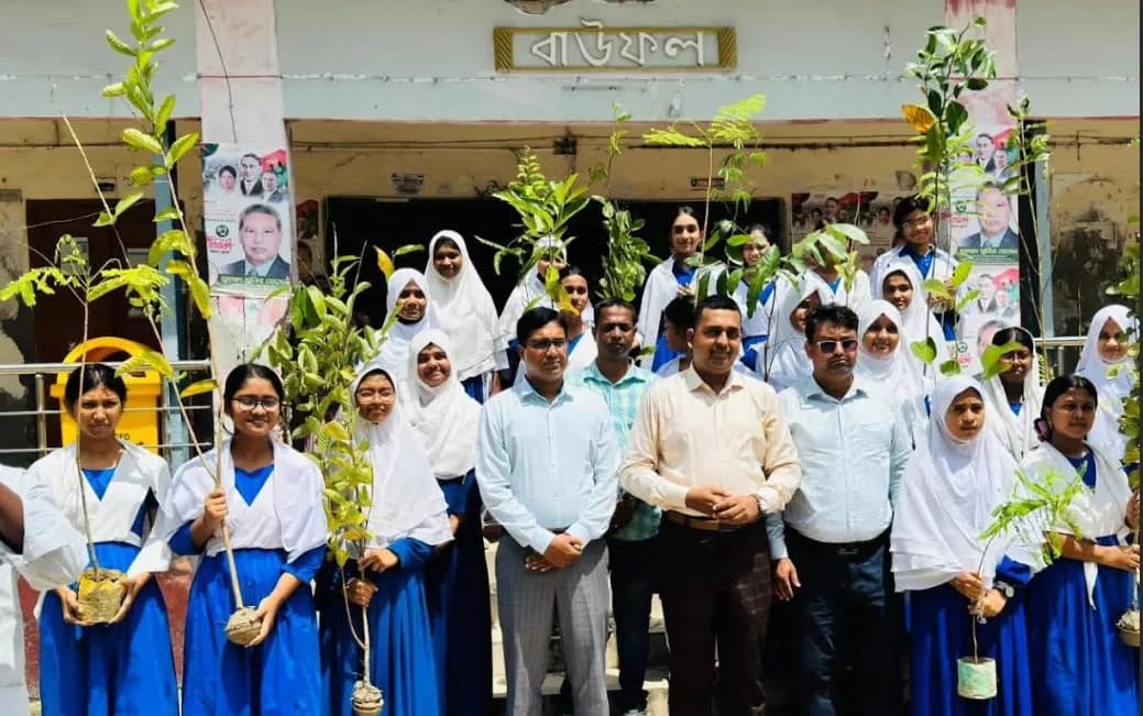 বাউফলে ৩শত শিক্ষার্থীকে বনজ ও ফলজ গাছের চারা বিতরণ 
