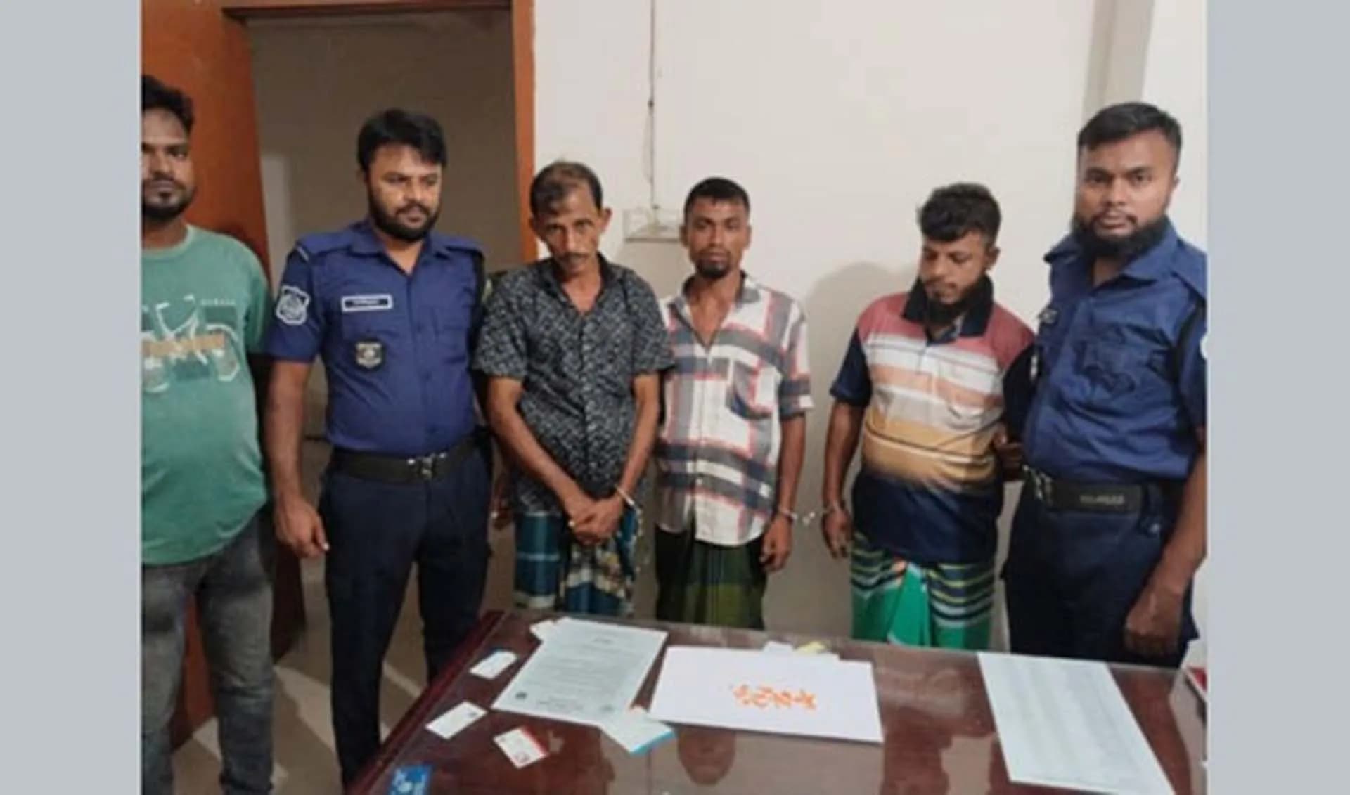 মেহেন্দিগঞ্জে ইয়াবাসহ ৩ মাদক ব্যবসায়ী গ্রেপ্তার