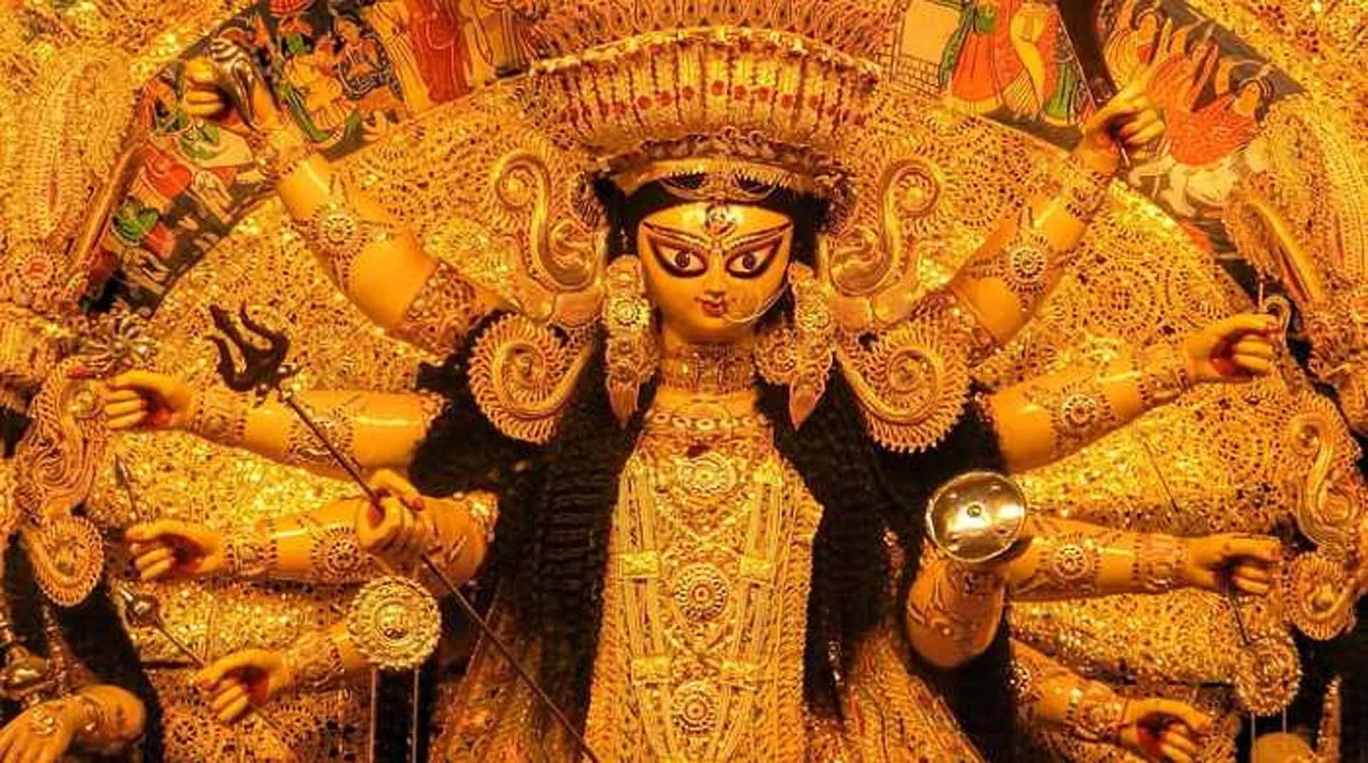 বরিশালে দুর্গোৎসব উদযাপনে মন্দির গুলোতে চলছে শেষ প্রস্তুতি
