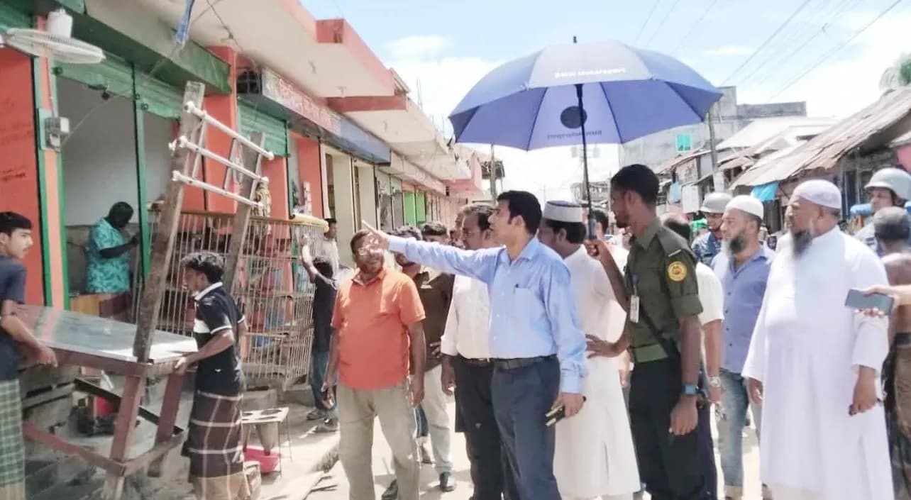 লালমোহনে ফুটপাত দখলমুক্ত করতে উচ্ছেদ অভিযান