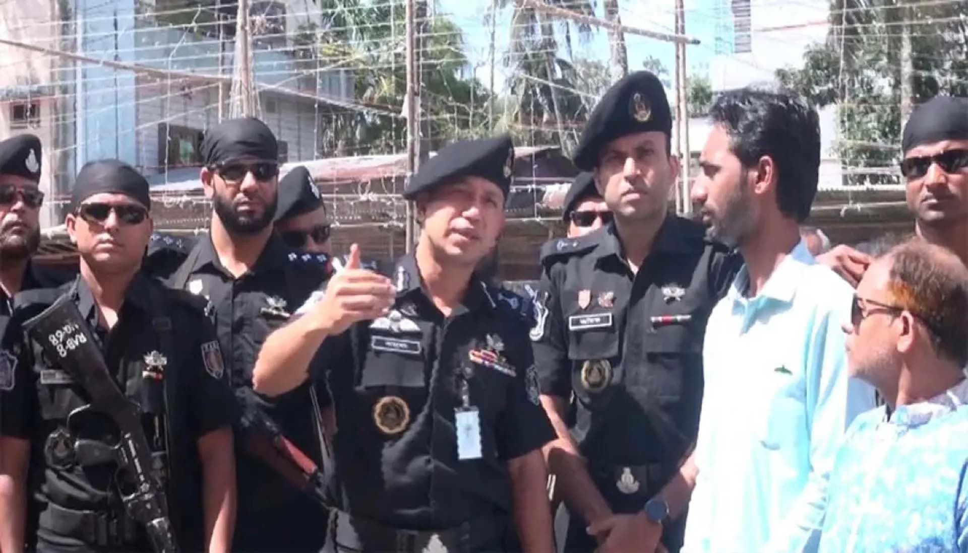 বরিশালে পূজা মন্ডপ পরিদর্শন র‍্যাবের