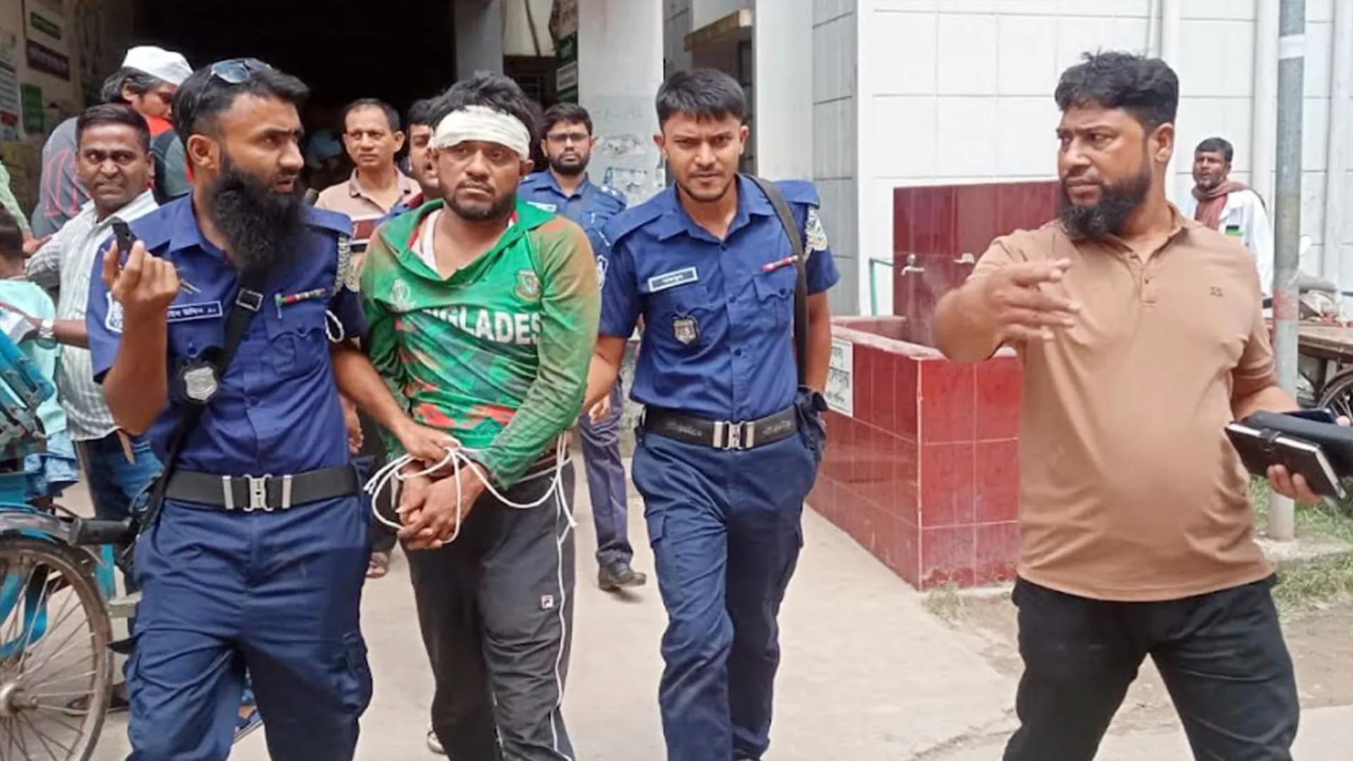 গৌরনদীতে ব্যবসাপ্রতিষ্ঠানে ঢুকে ছিনতাইয়ের চেষ্টা, পিস্তলসহ যুবক আটক