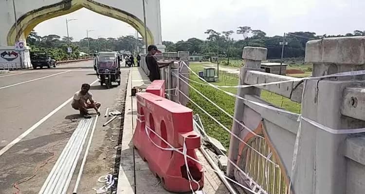 পিরোজপুরে পিকআপের ধাক্কায় ভাঙলো সেতুর রেলিং