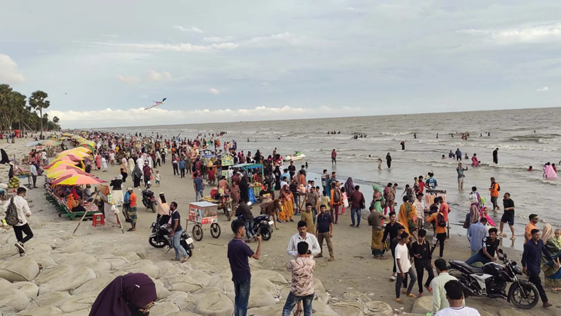 দুর্গাপূজার ছুটিতে কুয়াকাটায় পর্যটকের ঢল