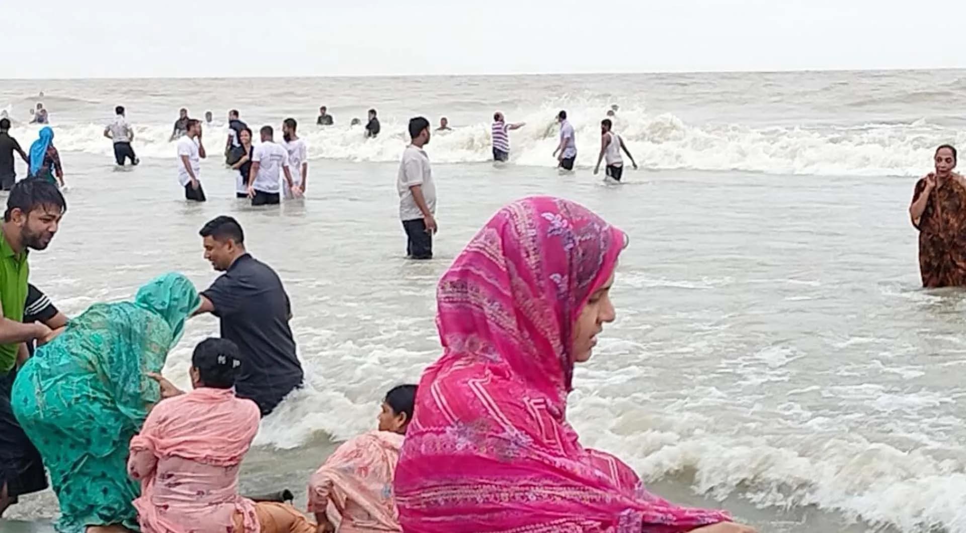 কুয়াকাটায় বৈরী আবহাওয়ার মাঝেই পর্যটকদের বাঁধভাঙা উল্লাস 