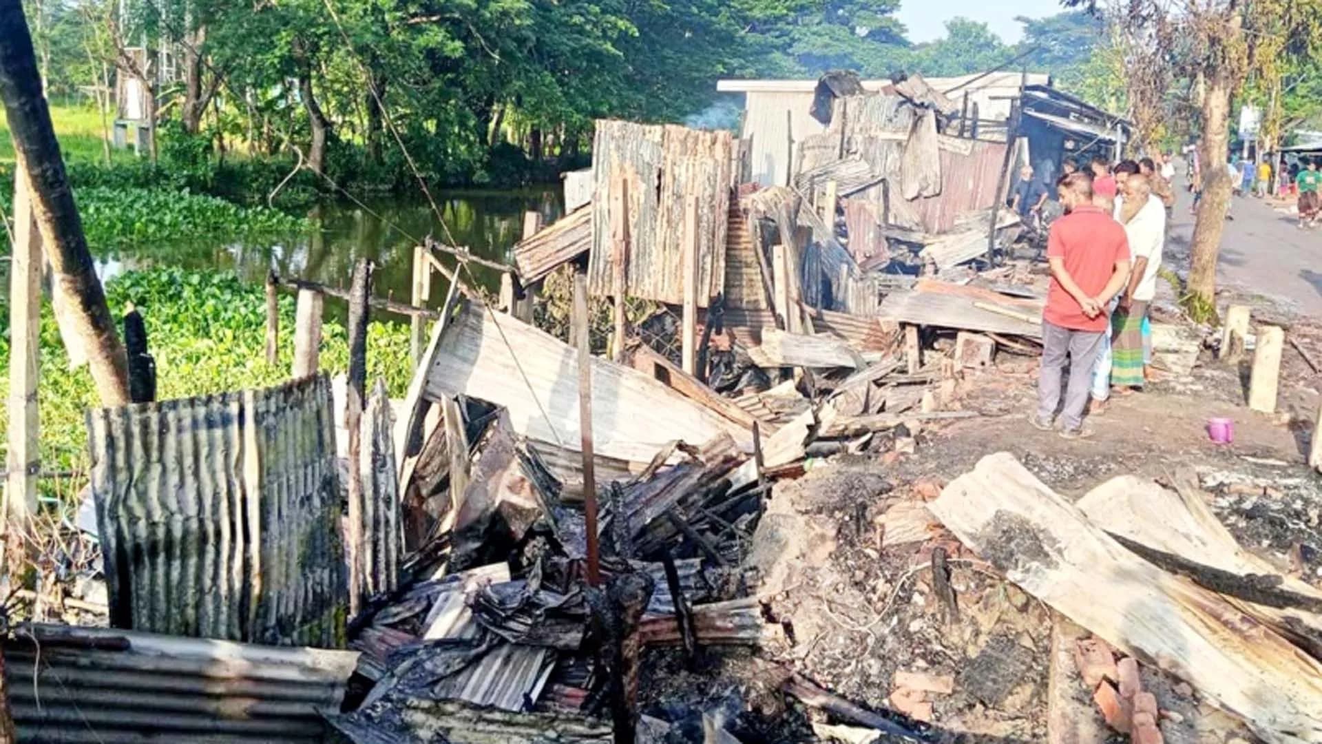 উজিরপুরে অগ্নিকাণ্ডে জামায়াতের অফিসসহ ১০ দোকান পুড়ে ছাই