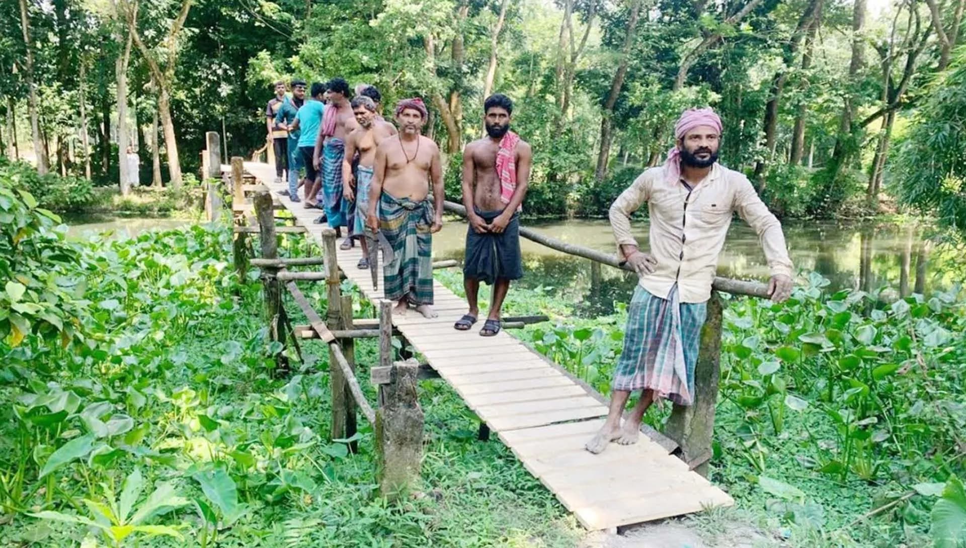 কাঠের সাঁকোই ১০ গ্রামের মানুষের ভরসা 