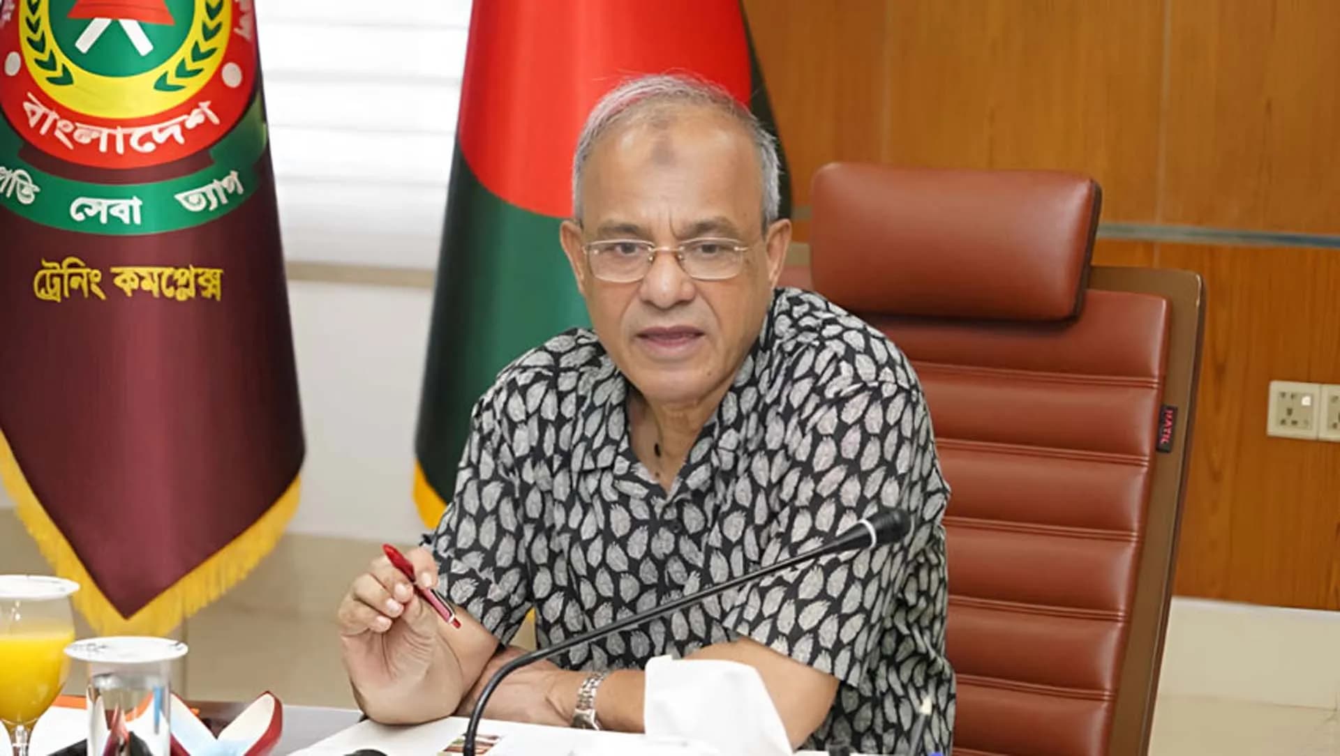 পাশের দেশ থেকে বিশৃঙ্খলা সৃষ্টির চেষ্টা হচ্ছে: স্বরাষ্ট্র উপদেষ্টা