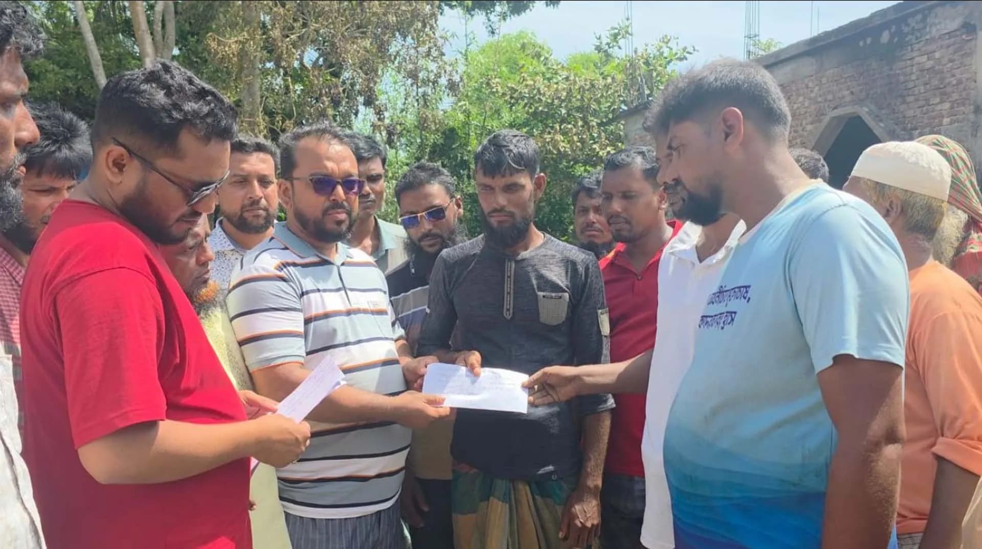 কুয়াকাটায় অগ্নিকাণ্ডে ক্ষতিগ্রস্ত দোকানিদের নগদ সহায়তায় দিলেন স্বেচ্ছাসেবক দল নেতা 