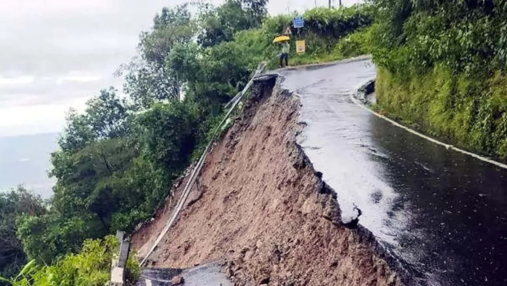 দার্জিলিংয়ে পাহাড়ধস ও তীব্র বর্ষণে নিহত ২০, আটকা বহু পর্যটক