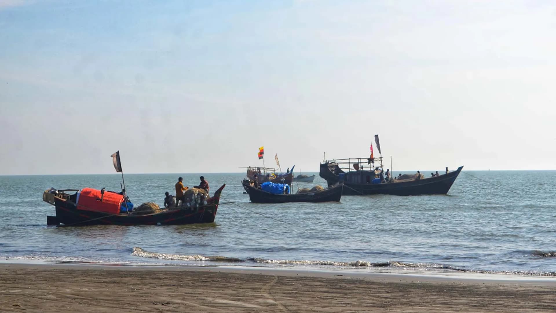 কুয়াকাটা সৈকতে ভেসে এলো যুবকের অর্ধগলিত মরদেহ