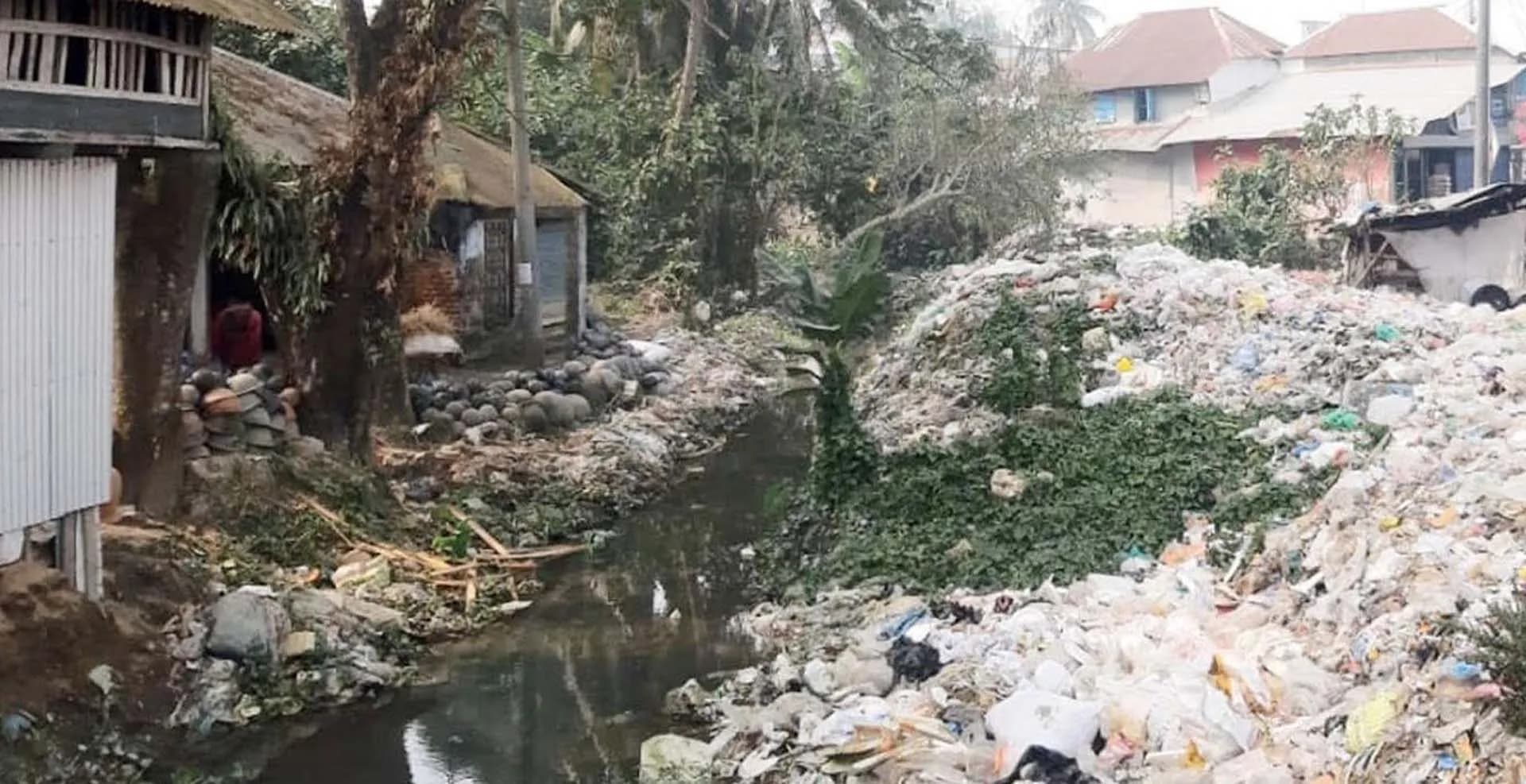 টরকী-বাশাইলের মৃতপ্রায় খালে বিপন্ন জনপদ বাড়ছে অনাবাদি জমির সংখ্যা খননে নেই কোন উদ্যোগ