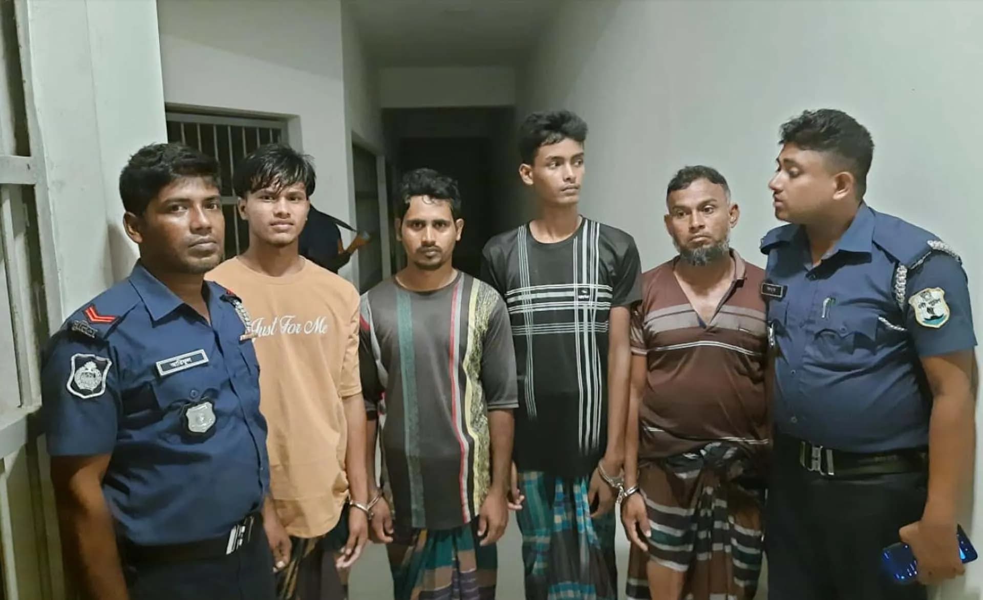 মা ইলিশ রক্ষা অভিযানে হিজলায় ৪ জেলে আটক