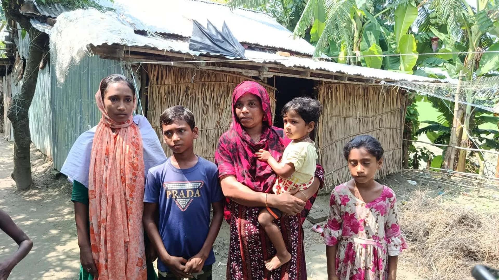 হিজলায় পঞ্চম শ্রেণীর শিক্ষার্থী সিফাতের আয়েই চলে সংসার