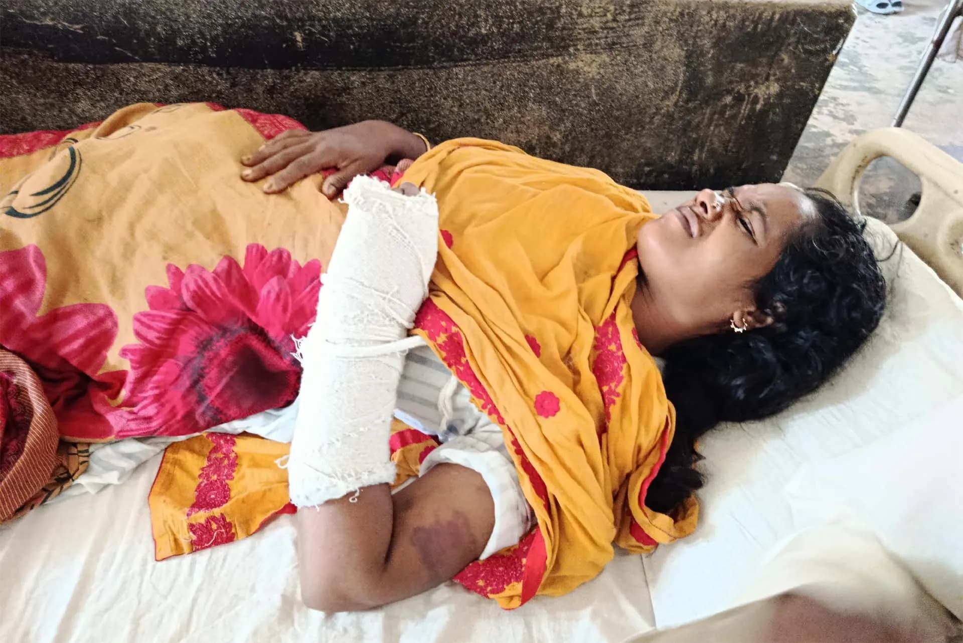 হিজলায় গৃহবধূকে পিটিয়ে গুরুতর আহত করেন পাষান্ড স্বামী