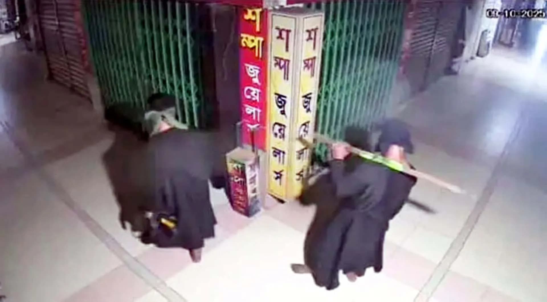 স্বর্ণের দোকানে বোরকা পরে চুরি