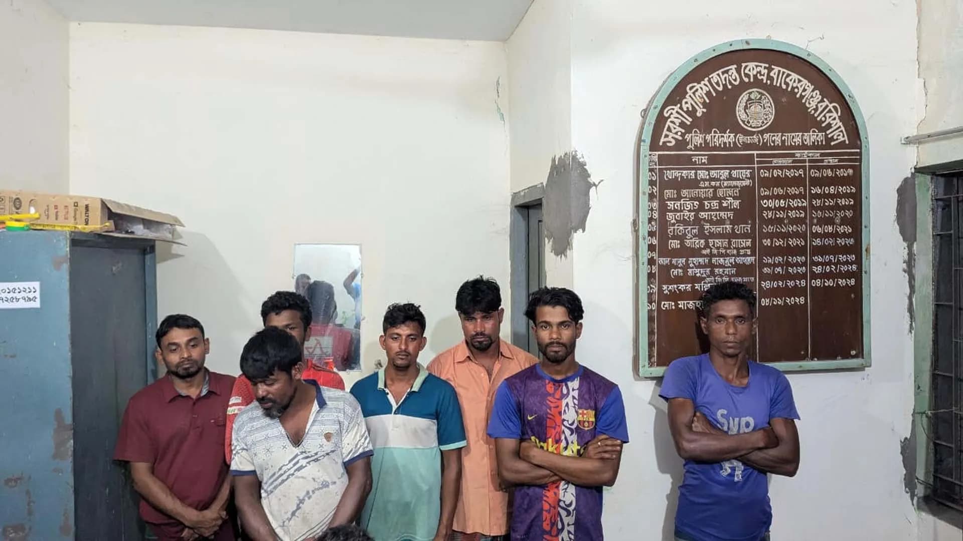 বাকেরগঞ্জে প্রজনন মৌসুমে ইলিশ শিকার : ৭ জেলের কারাদণ্ড