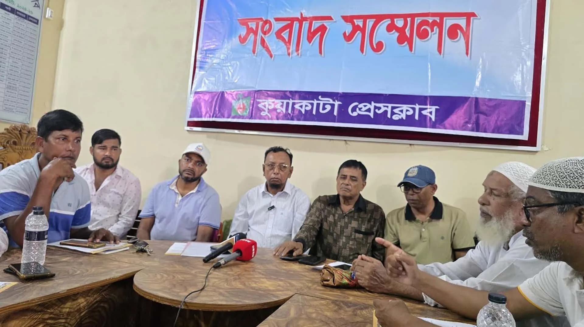 ভ্যাট কর্মকর্তার অসৌজন্যমূলক আচরণের প্রতিবাদে কুয়াকাটায় ব্যবসায়ীদের আল্টিমেটাম 