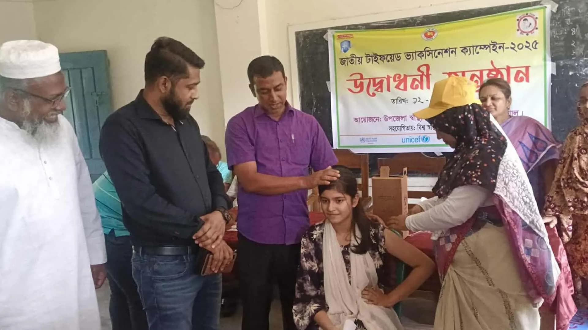আগৈলঝাড়ায় টাইফয়েড টিকাদান ক্যাম্পেইনের উদ্বোধন