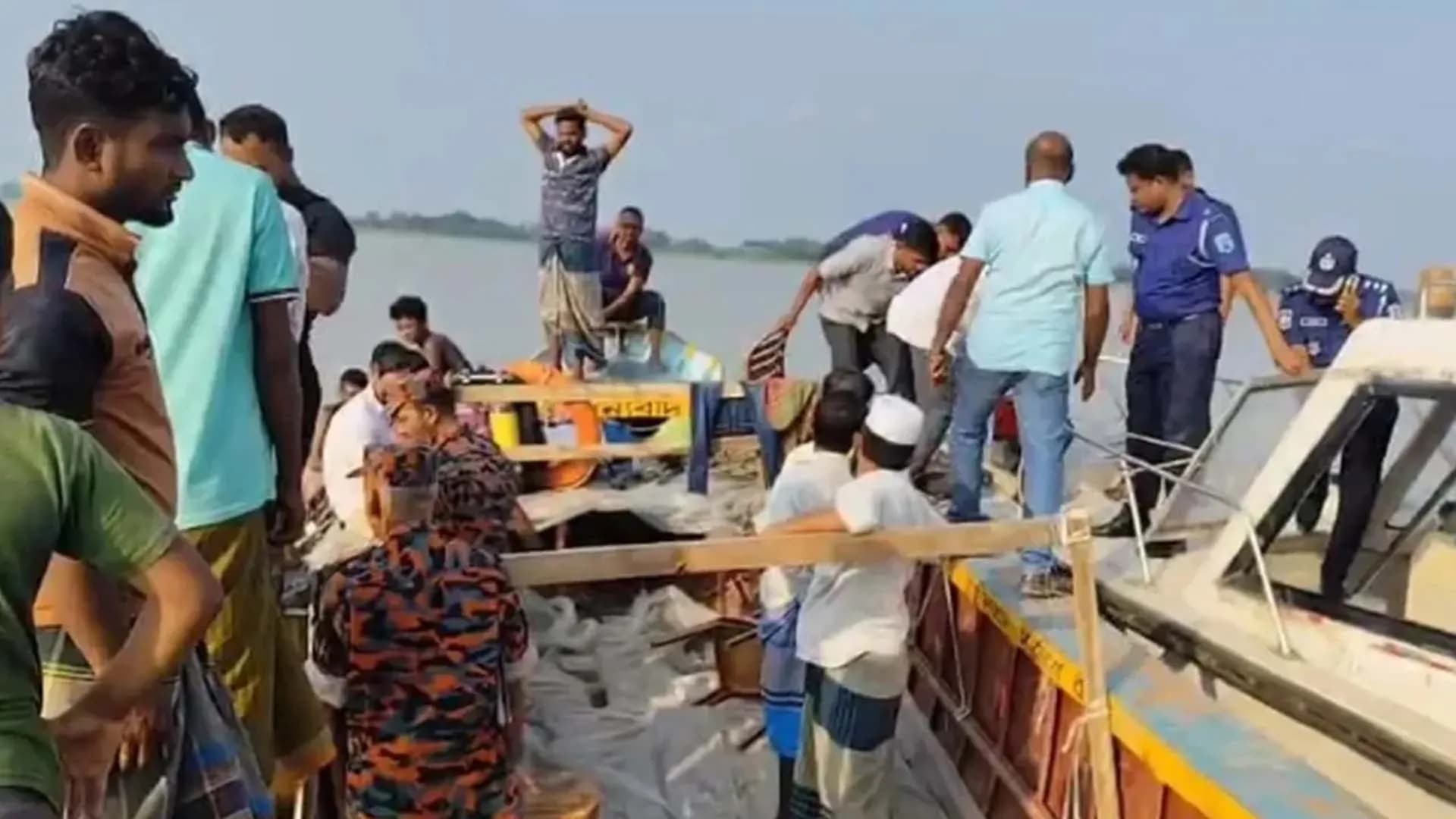 পুলিশের ধাওয়ায় ইলিশ নিয়ে নদীতে ঝাঁপ, ২৪ ঘণ্টা পরও যুবক নিখোঁজ