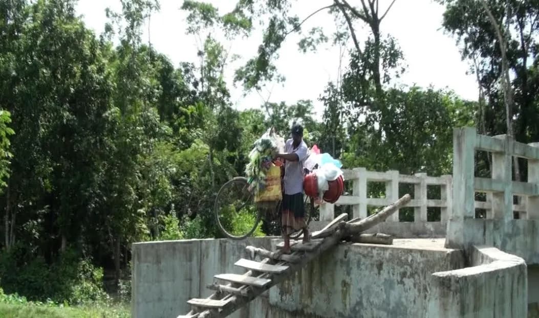 বাকেরগঞ্জে কোটি টাকার সেতু কাজে আসছে না,  উঠতে হয় মই দিয়ে!