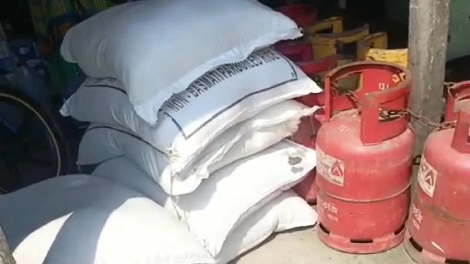 জেলেদের চাল বিক্রি করলেন মেম্বর!