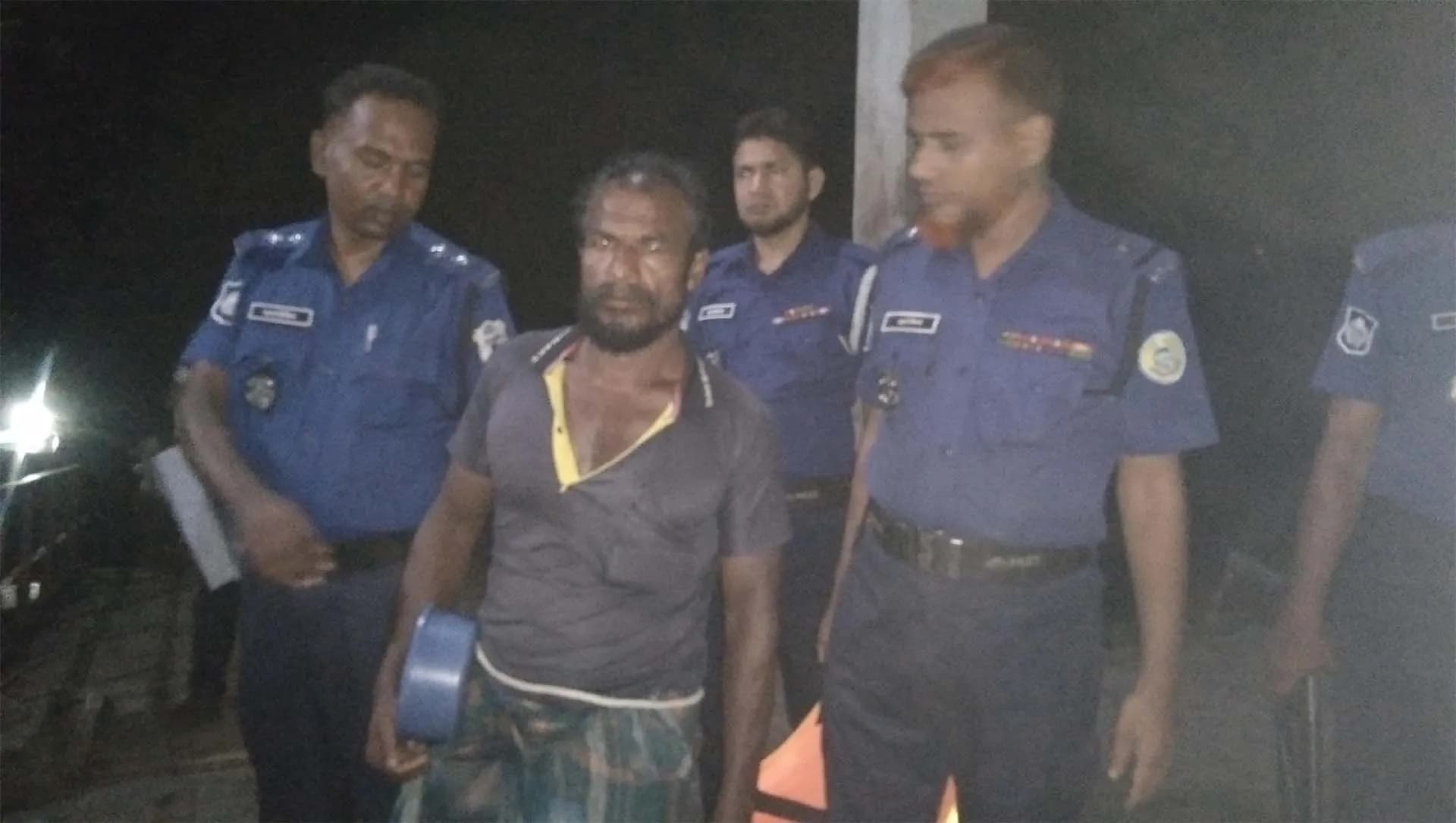নিষেধাজ্ঞা উপেক্ষা করে মাছ শিকার পাথরঘাটায় এক জেলেকে ১২ দিনের কারাদন্ড 
