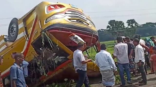 শ্যামলি পরিবহনের ধাক্কায় বরিশালগামী ইউরো লাইনের বাস খাদে, শিশুসহ নিহত ২