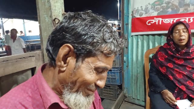 জমি লিখে নিয়ে বাবা-মাকে বাড়িছাড়া করল ছেলে