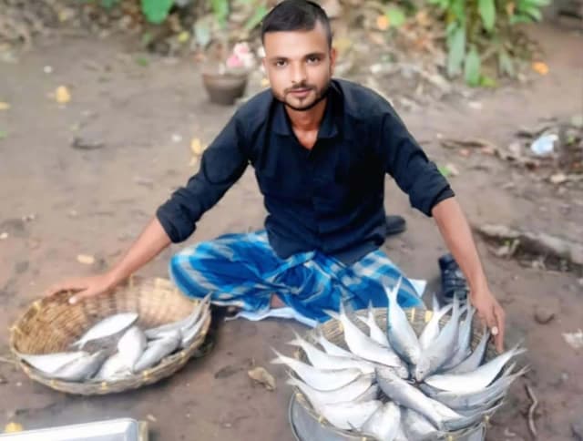 নিষেধাজ্ঞা সত্ত্বেও বাকেরগঞ্জে প্রকাশ্যে বিক্রি হচ্ছে ইলিশ