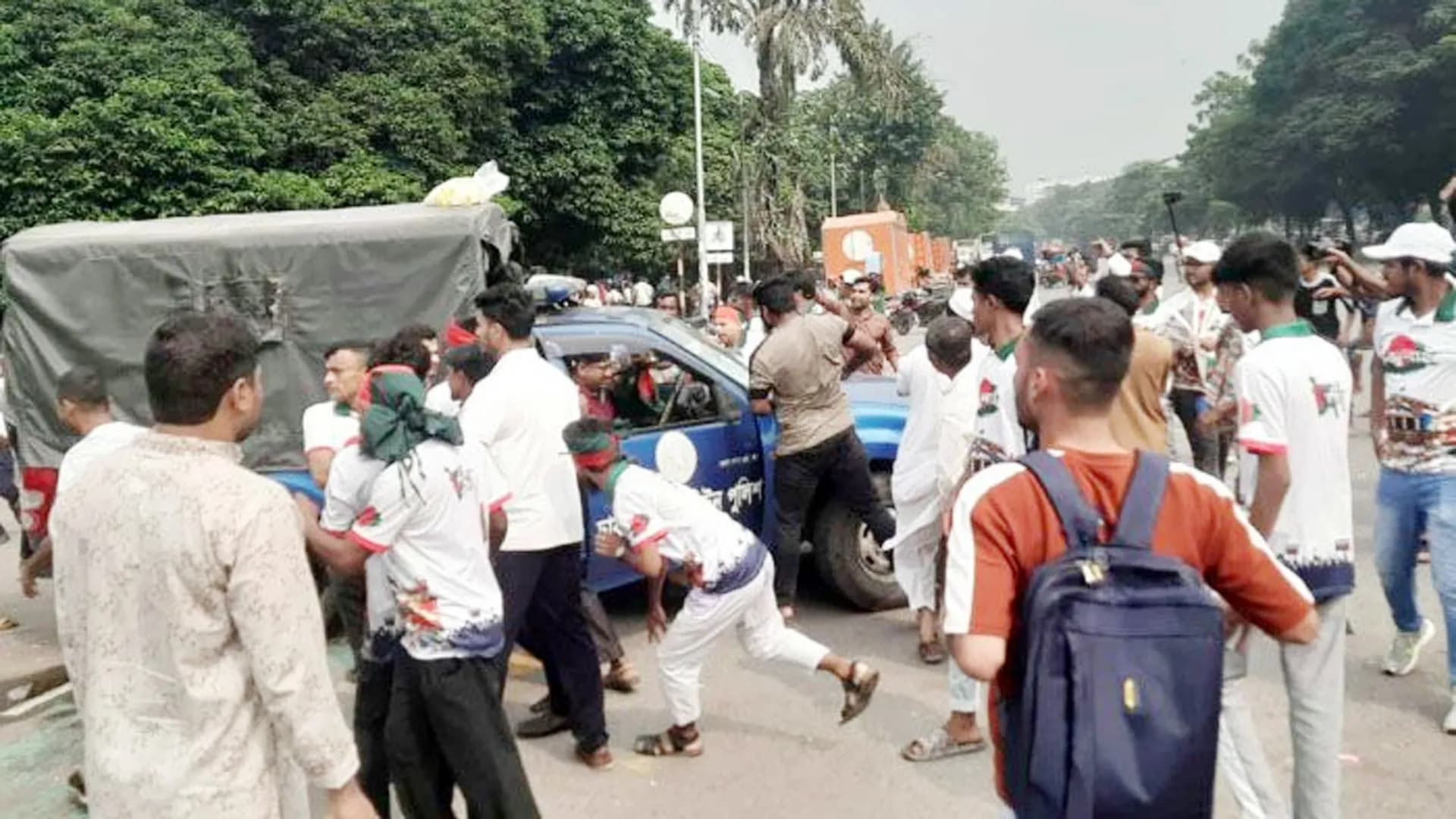 সংসদ ভবনের সামনে ‘জুলাই যোদ্ধা’ এবং পুলিশের মধ্যে ধাওয়া-পাল্টাধাওয়া
