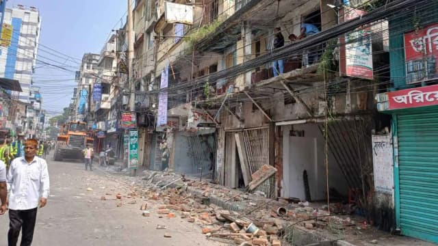 বরিশালের সেই ৩৪টি ঝুঁকিপূর্ণ ভবন ভাঙার কাজ শুরু