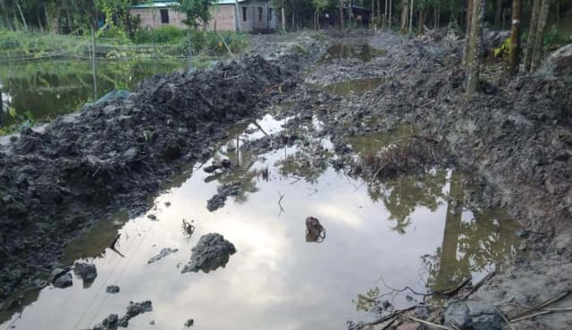 বিআরডিবির জমিতে পৌরসভার সড়ক নির্মাণ! জানেনা বিআরডিবি অফিস 
