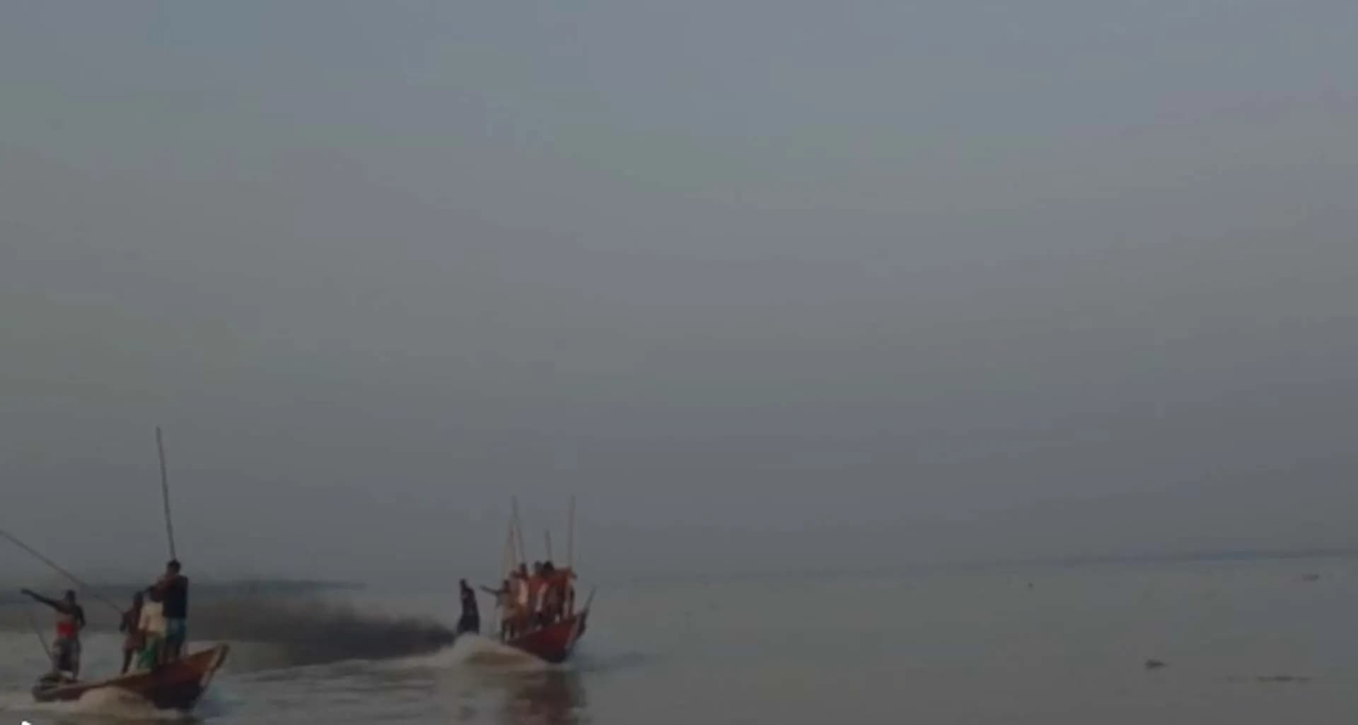 বরিশালে ইলিশ রক্ষা অভিযানে জেলেদের হামলা, আত্মরক্ষায় গুলিবর্ষণ