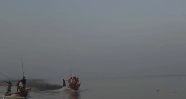 বরিশালে ইলিশ রক্ষা অভিযানে জেলেদের হামলা, আত্মরক্ষায় গুলিবর্ষণ