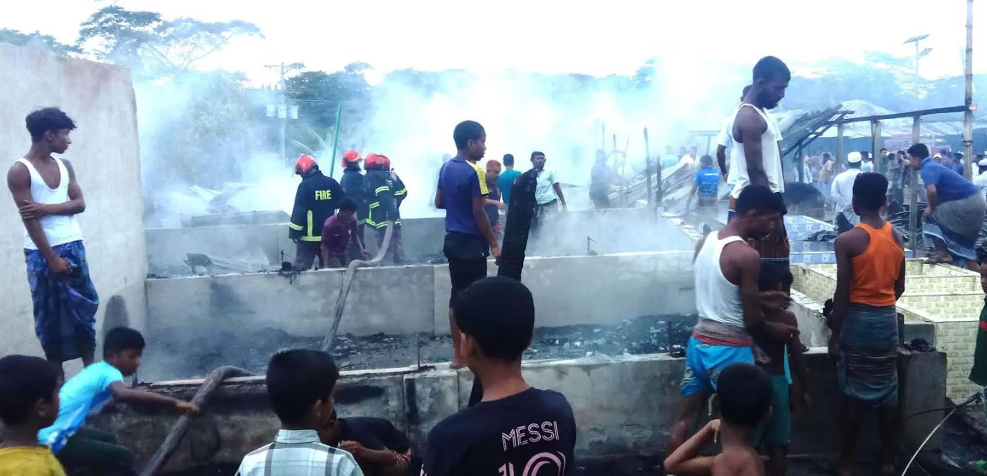 ক্ষতি প্রায় কোটি টাকা তজুমদ্দিনে ভয়াবহ আগুনে পুড়ে গেছে মাছের আড়ৎদের ১৯টি ঘর 