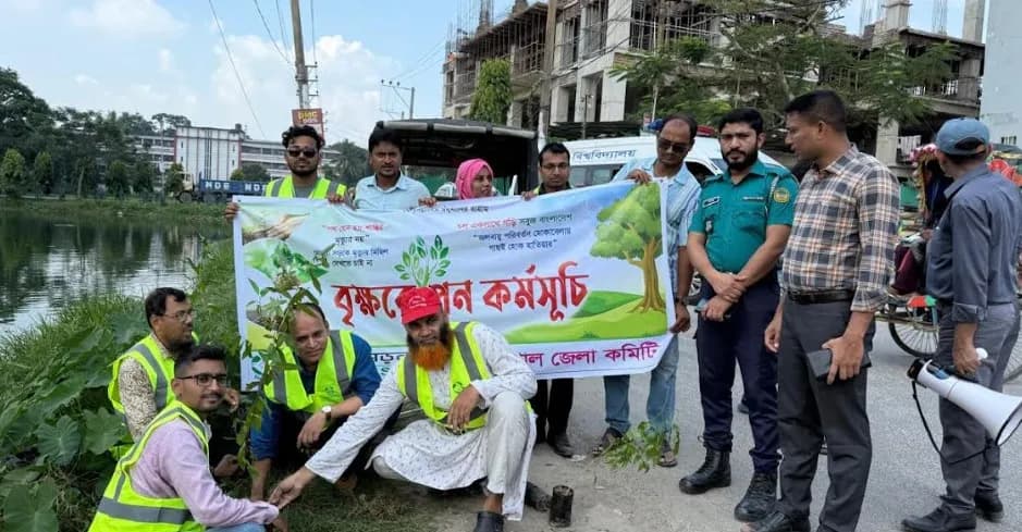বরিশালে বৃক্ষ রোপণ কর্মসূচি পালন করেছে নিরাপদ সড়ক চাই