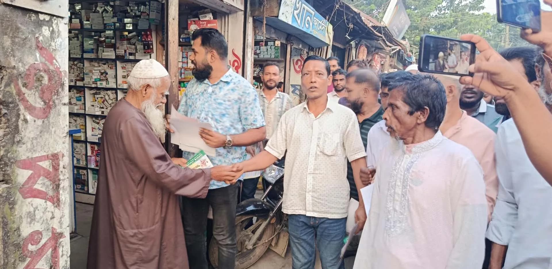 হিজলায় স্বেচ্ছাসেবক দলের আহ্বায়ক এর লিফলেট বিতরণ 