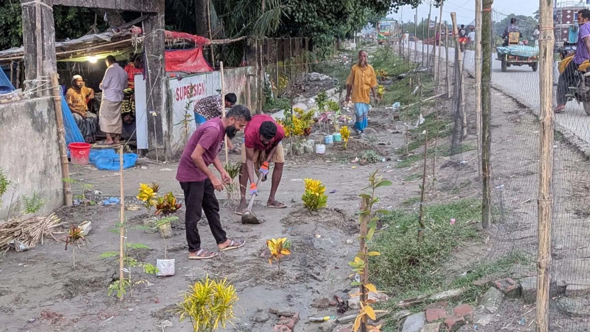 কুয়াকাটায় সড়কের পাশের অবৈধ স্থাপনা উচ্ছেদ, সবুজায়নের উদ্যোগ