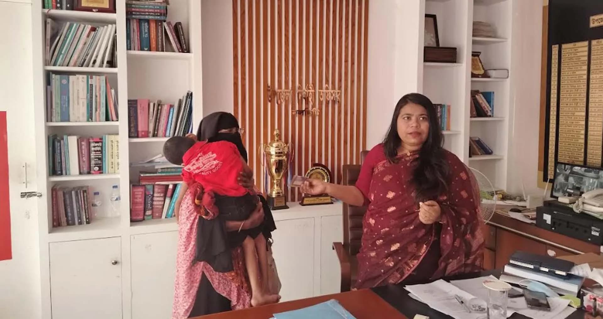 অসহায় একটি পরিবারের পাশে উপজেলা প্রশাসন