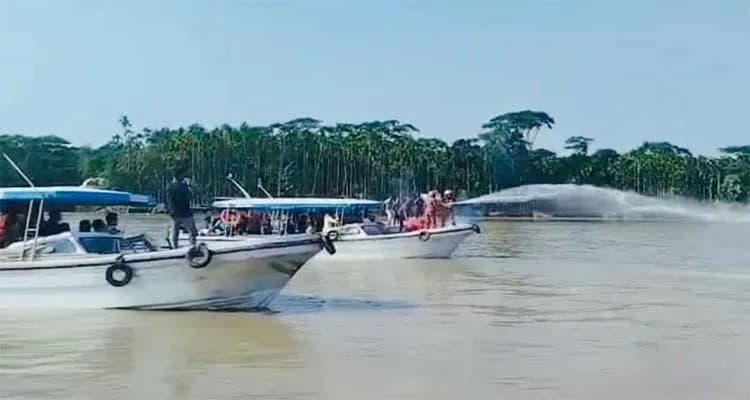 বরিশালে জেলেদের হামলা ঠেকাতে জলকামানের ব্যবহার