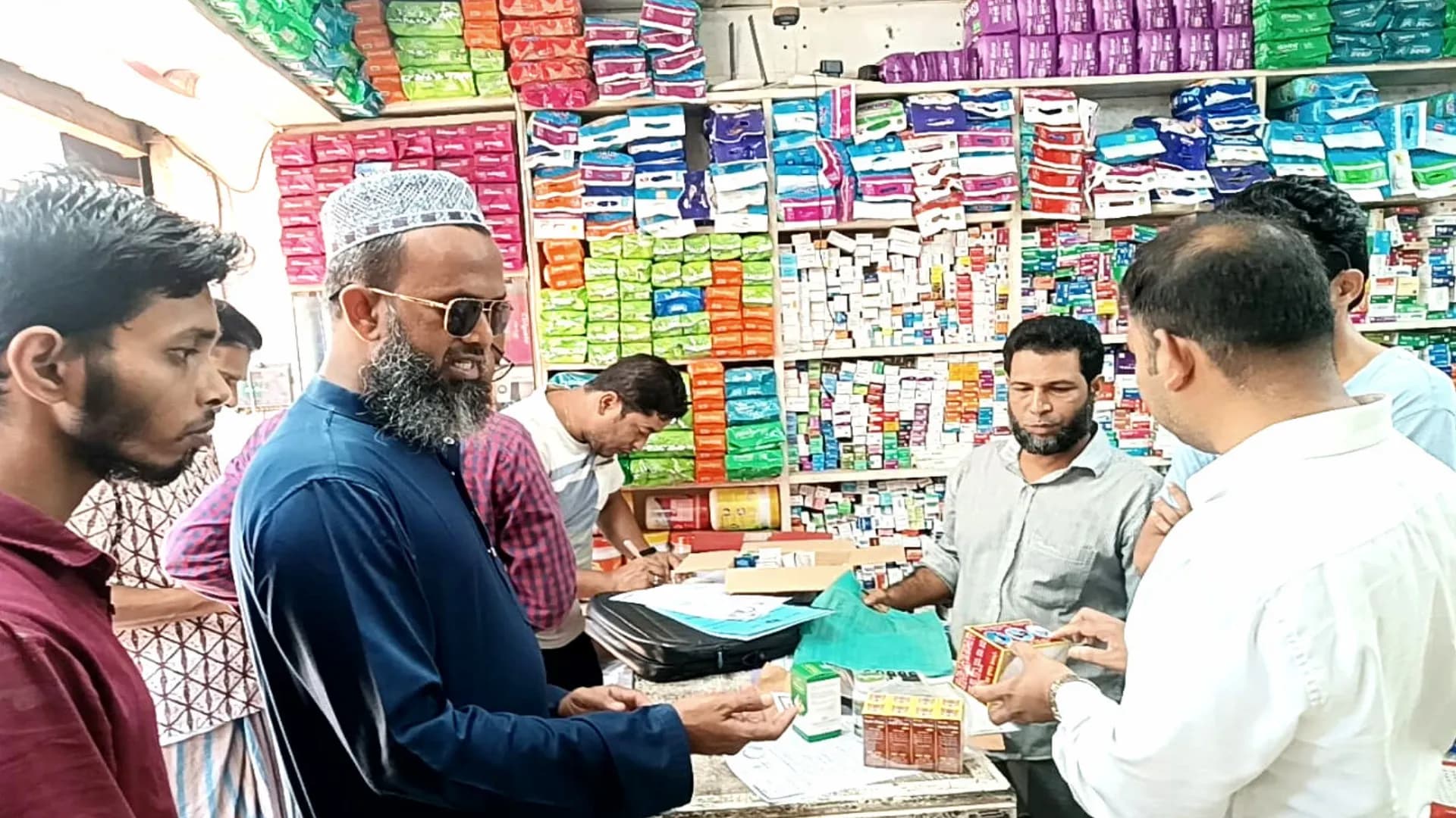 বাবুগঞ্জে মোবাইল কোর্টের অভিযানে ৩ ফার্মেসিকে অর্থদণ্ড