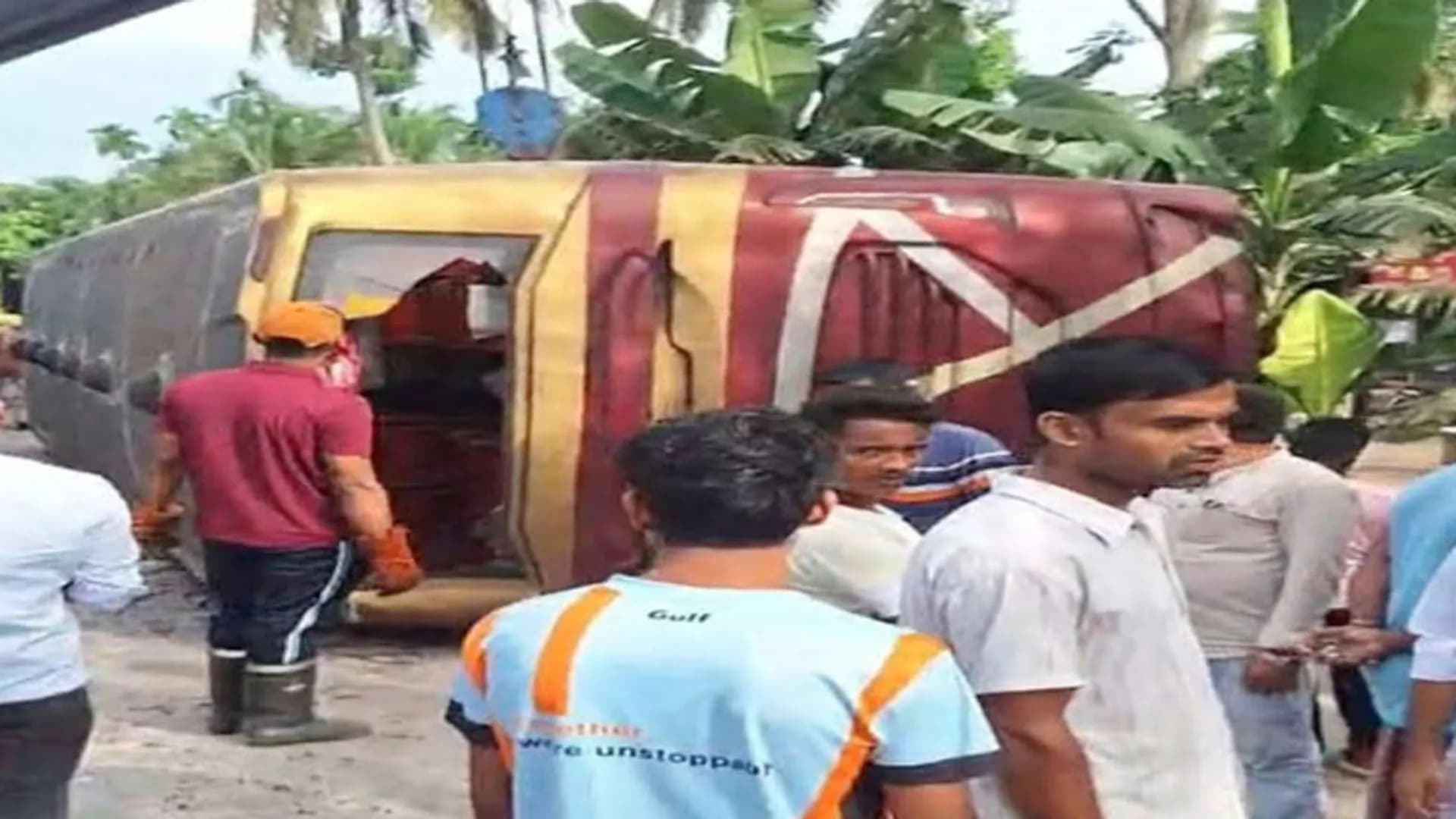 বরিশাল-ঢাকা মহাসড়কে বাস-মাহিন্দ্রা সংঘর্ষে আহত ২৫